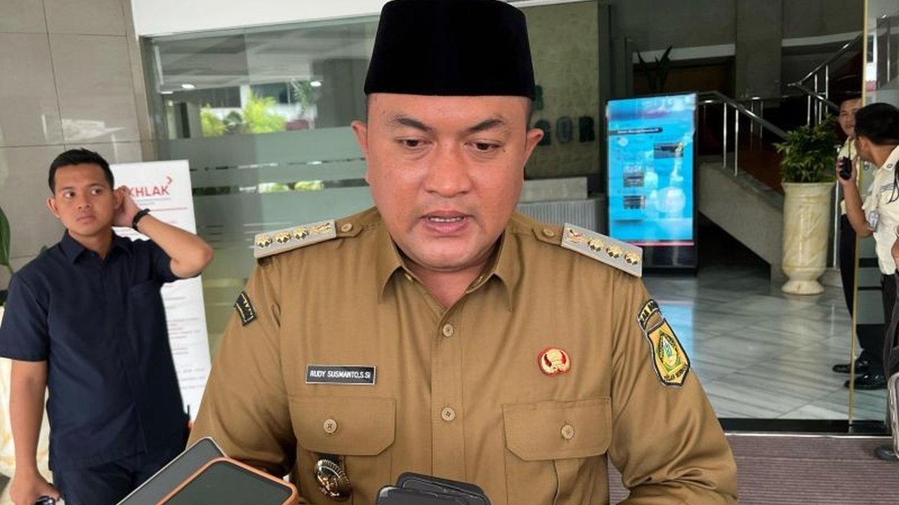Bupati Bogor mencabut kewenangan SKPD dalam memberikan izin alih fungsi lahan di Puncak, Jawa Barat, untuk mencegah kerusakan lingkungan dan mengevaluasi izin yang telah terbit.