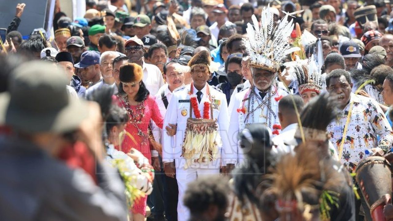 Ribuan warga Papua Selatan tumpah ruah di Bandara Mopah Merauke menyambut kedatangan Gubernur dan Wakil Gubernur terpilih, Apolo Safanpo dan Paskalis Imadawa, menandai era baru pembangunan daerah.