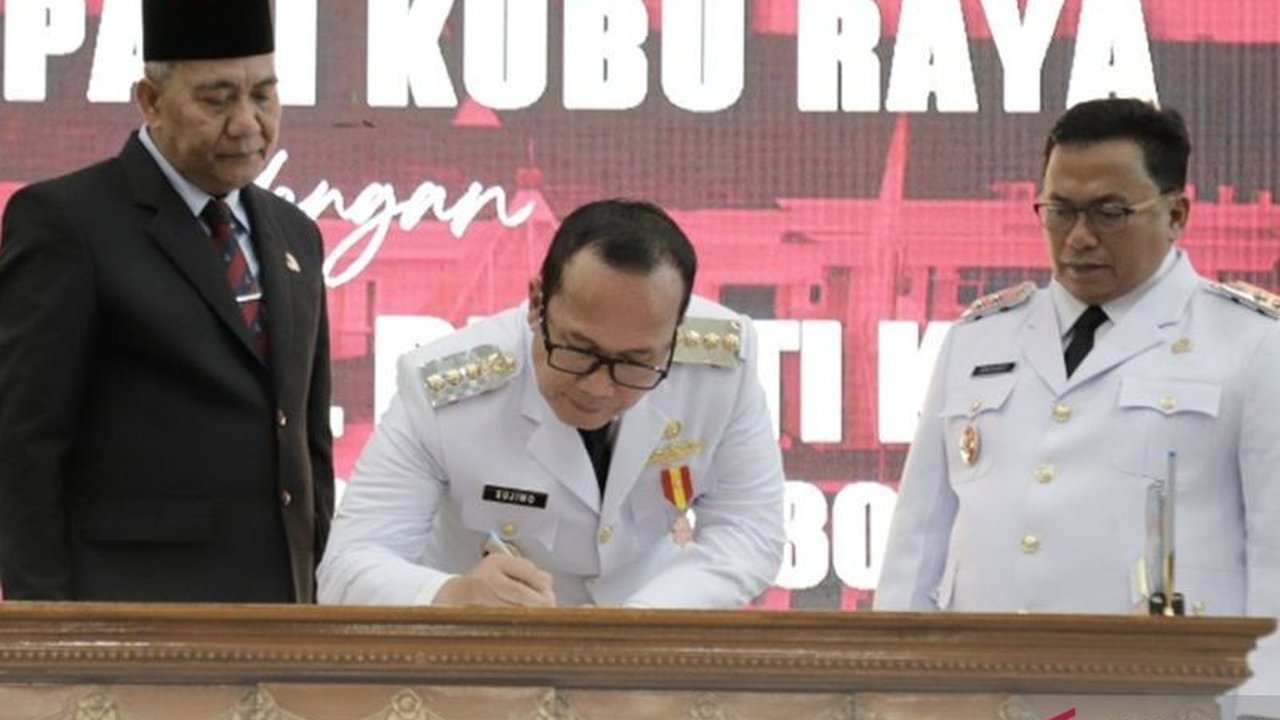 Bupati Kubu Raya, Sujiwo, mengajak seluruh ASN untuk meningkatkan kualitas layanan publik dengan mengedepankan profesionalisme dan loyalitas, serta mengajak masyarakat bersatu membangun daerah.