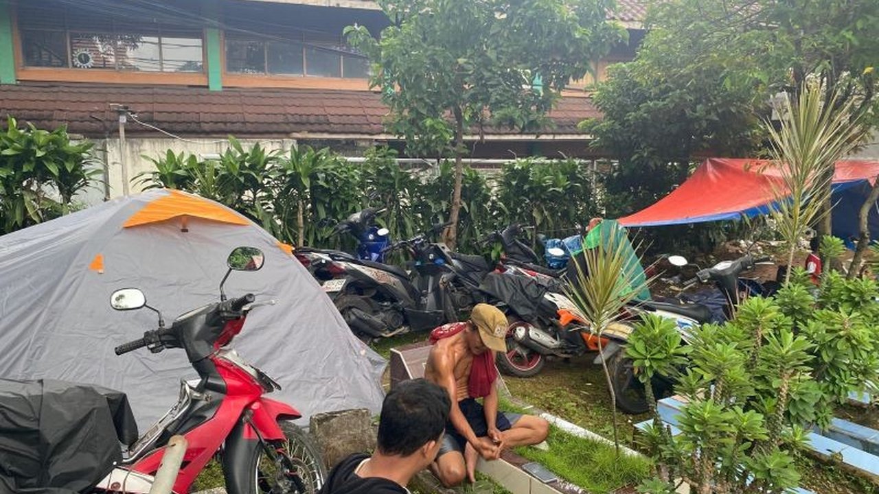Banjir Jakarta: Warga Pejaten Timur Mengungsi di TPU, Air Genangi Rumah hingga Dua Meter