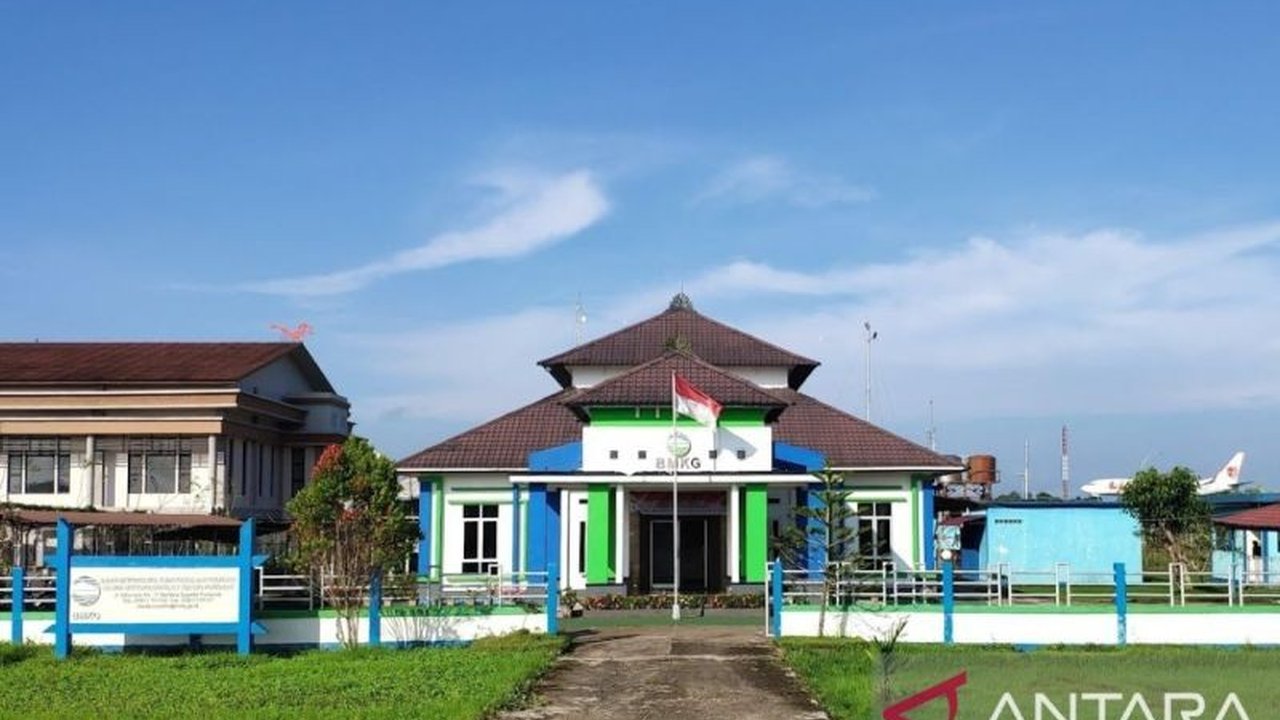 BMKG memperingatkan potensi cuaca ekstrem di Kalimantan Barat pada 3-9 Maret 2025, dengan imbauan kewaspadaan terhadap banjir, longsor, dan angin kencang.