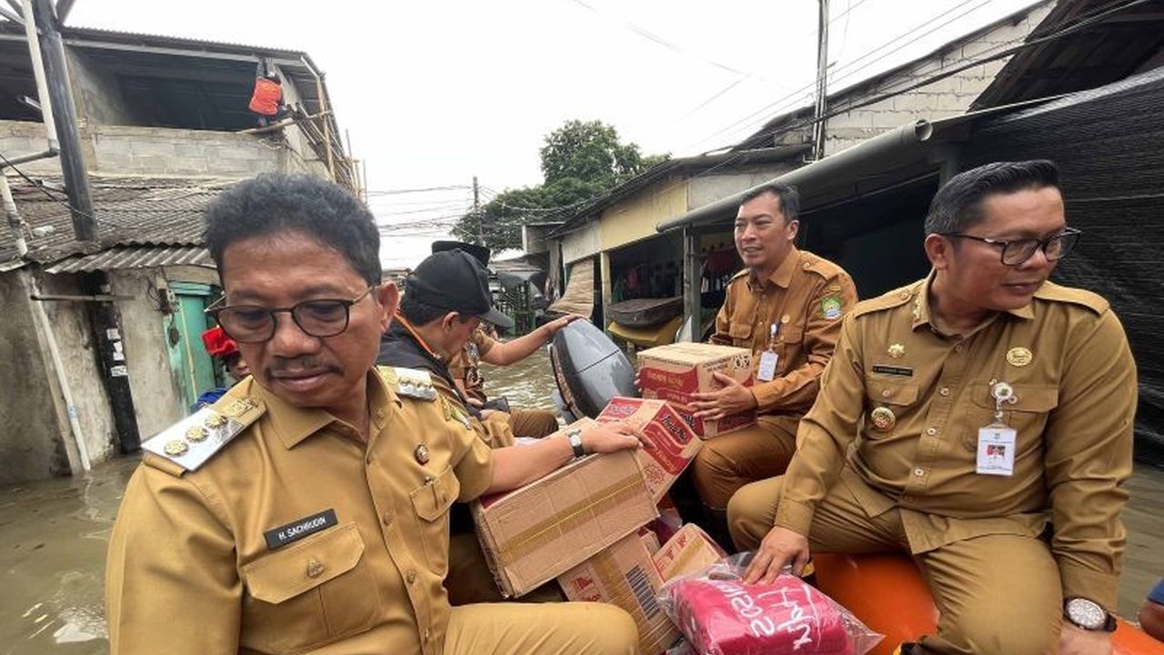 Pemerintah Kota Tangerang mendistribusikan bantuan makanan, obat-obatan, dan kebutuhan pokok lainnya kepada 250 kepala keluarga yang terdampak banjir di Kelurahan Petir akibat luapan Kali Angke.
