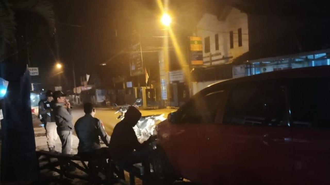 Kepolisian Resor Garut membubarkan aksi judi balap lari yang melibatkan anak muda di Jalan Hasan Arif, Banyuresmi, karena meresahkan warga dan melanggar hukum.