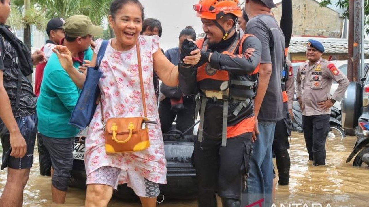 Badan Amil Zakat Nasional (Baznas) kerahkan tim untuk evakuasi dan memberikan bantuan kepada korban banjir di Jakarta dan Bekasi, termasuk penyediaan makanan berbuka puasa selama Ramadan.