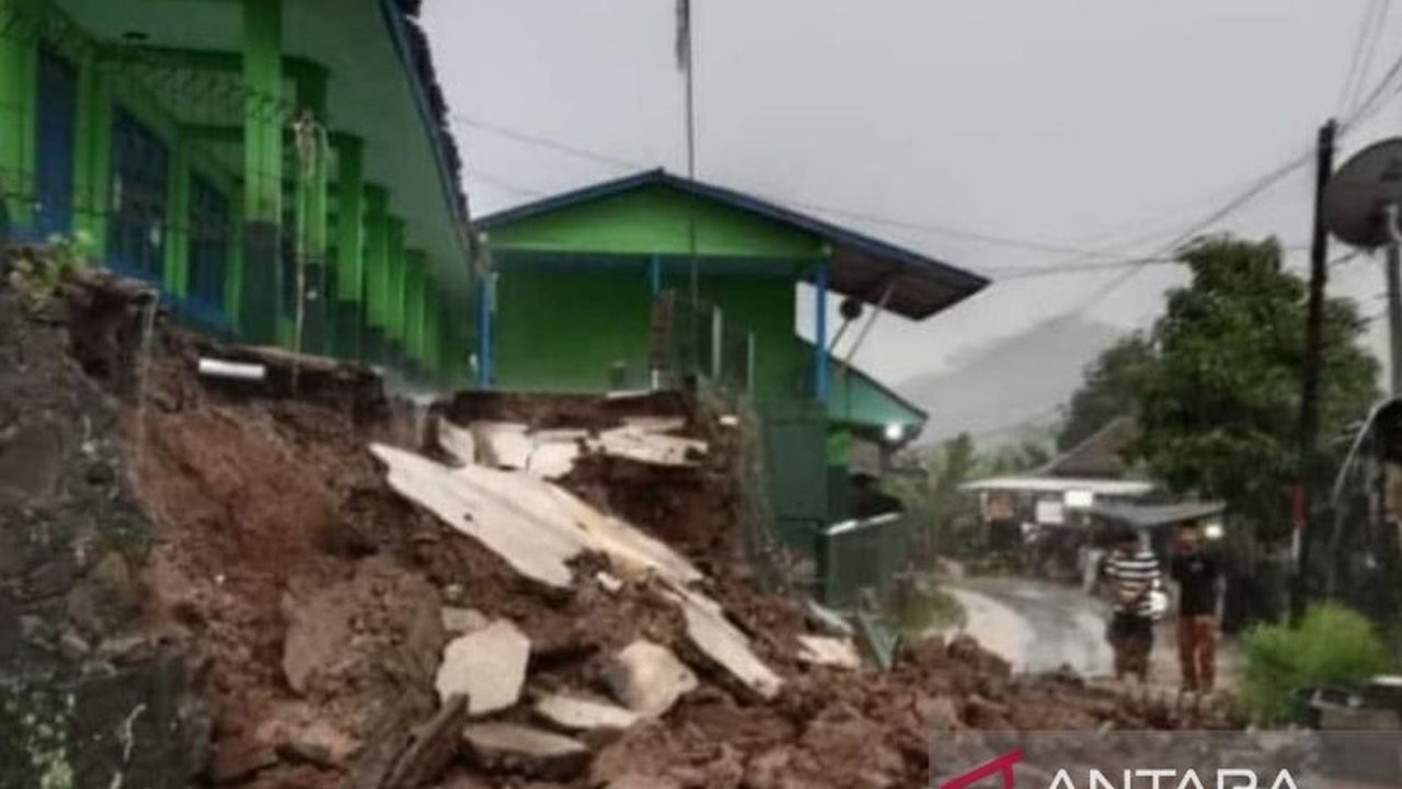 Banjir dan longsor menerjang dua kecamatan di Cianjur, Jawa Barat, menyebabkan 15 kepala keluarga mengungsi, namun BPBD telah menuntaskan penanganan bencana tanpa korban jiwa.