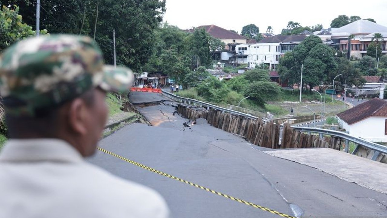 Longsor di Jalan Shaleh Danasasmita, Batutulis, Bogor, menyebabkan penutupan jalan dan pengalihan arus lalu lintas; kontraktor proyek bertanggung jawab atas perbaikan.
