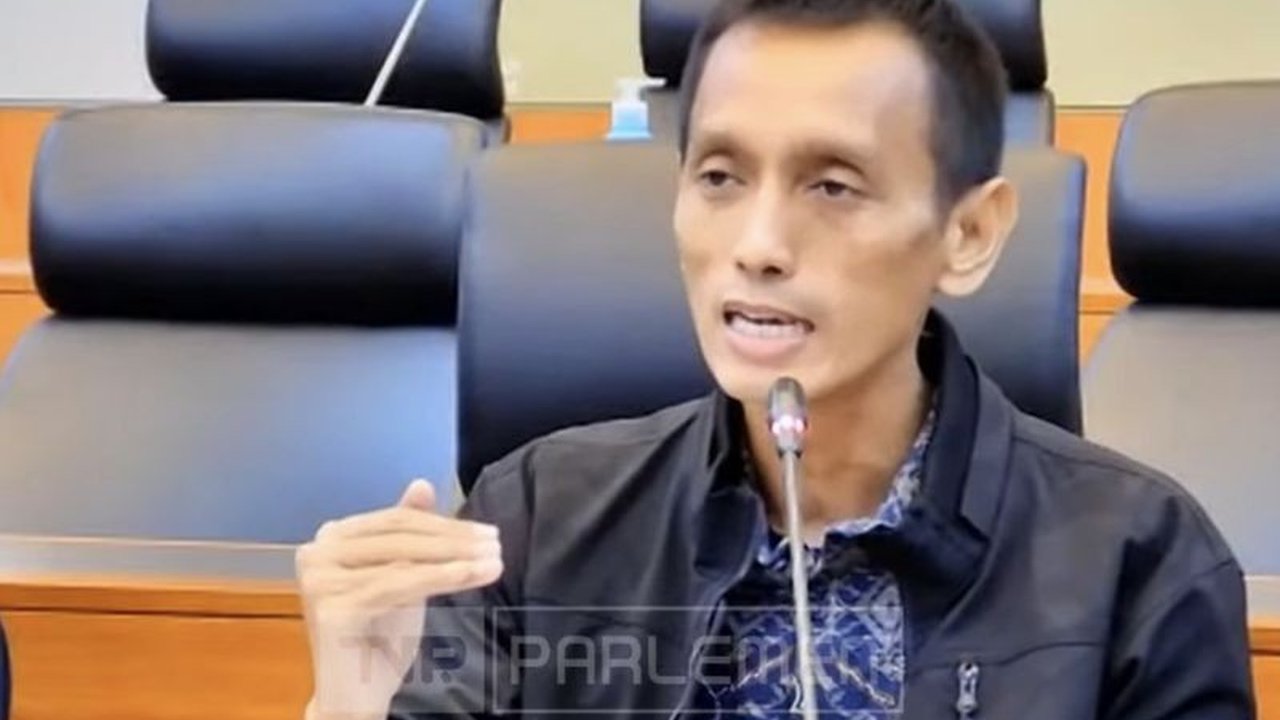 Direktur Imparsial, Al Araf, menilai agenda yang berupaya mengurangi profesionalisme TNI dapat membahayakan proses reformasi dan mengancam prinsip demokrasi di Indonesia.