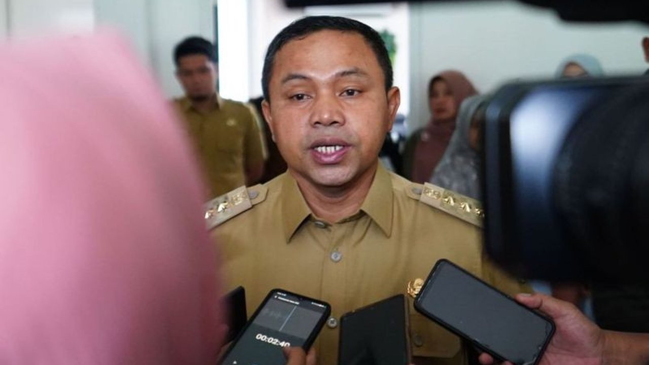 Gubernur Riau meminta Dinas PUPR bekerja 24 jam untuk memastikan kelancaran lalu lintas selama mudik Lebaran 2025 dan mendorong pertumbuhan ekonomi daerah, serta membahas kontribusi perusahaan sawit dalam perbaikan infrastruktur jalan.