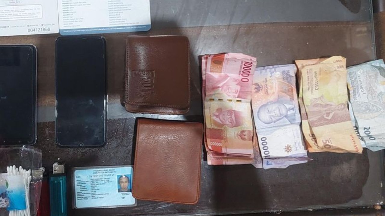 Polres Indramayu mengungkap kasus penipuan penggandaan uang dengan kerugian Rp600 juta; tiga tersangka ditangkap, enam lainnya buron.