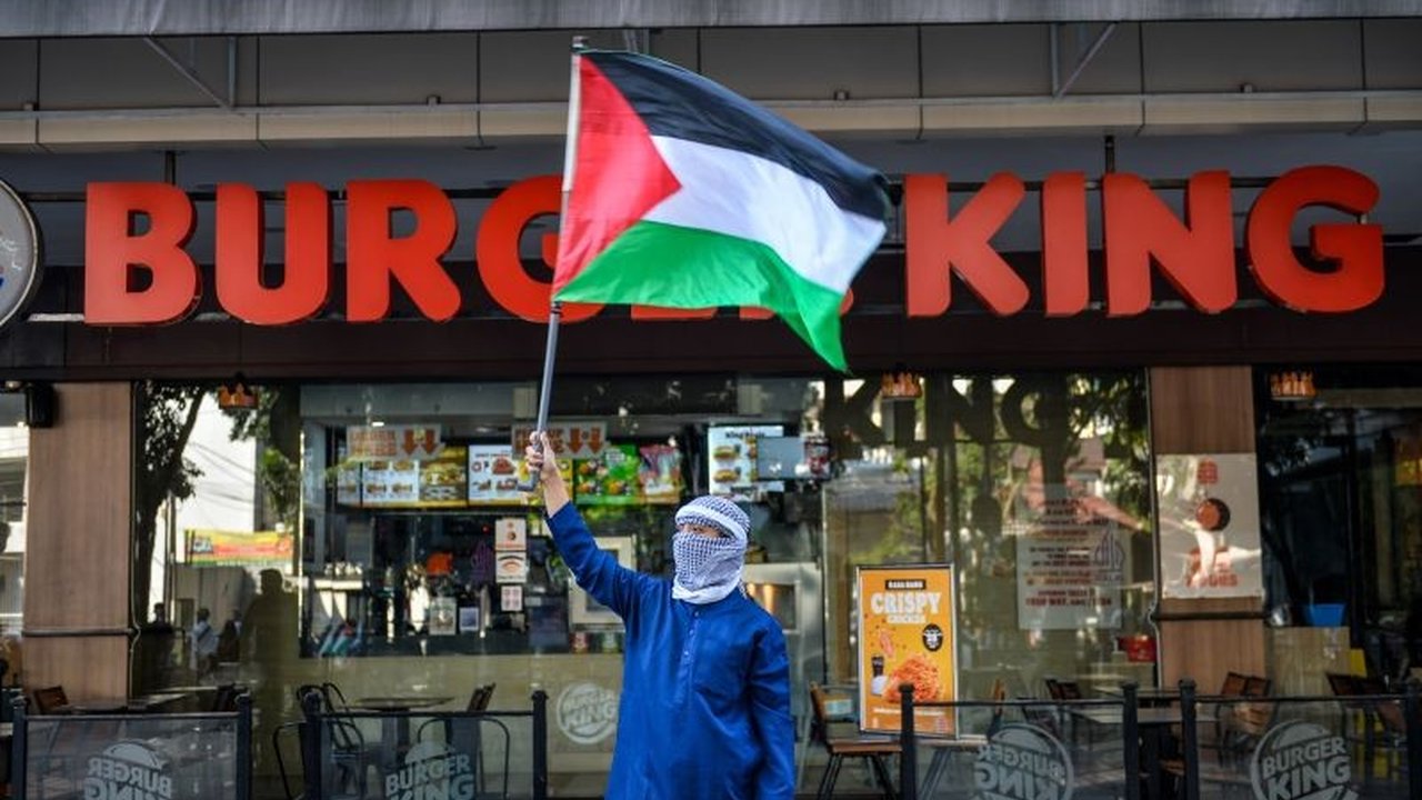 Dekan Fakultas Ekonomi dan Sosial UIN Suska Riau serta dosen Manajemen UIN Suska Riau mengingatkan masyarakat agar selektif dalam melakukan boikot produk, karena dapat berdampak buruk pada perekonomian Indonesia jika dilakukan tanpa analisis yang tepat.