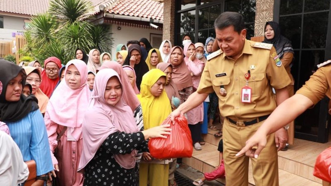 Pemerintah Kabupaten Tangerang menyalurkan 5.900 paket sembako murah kepada warga Kecamatan Balaraja dalam Gerakan Pangan Murah (GPM) untuk meringankan beban masyarakat selama Ramadan.