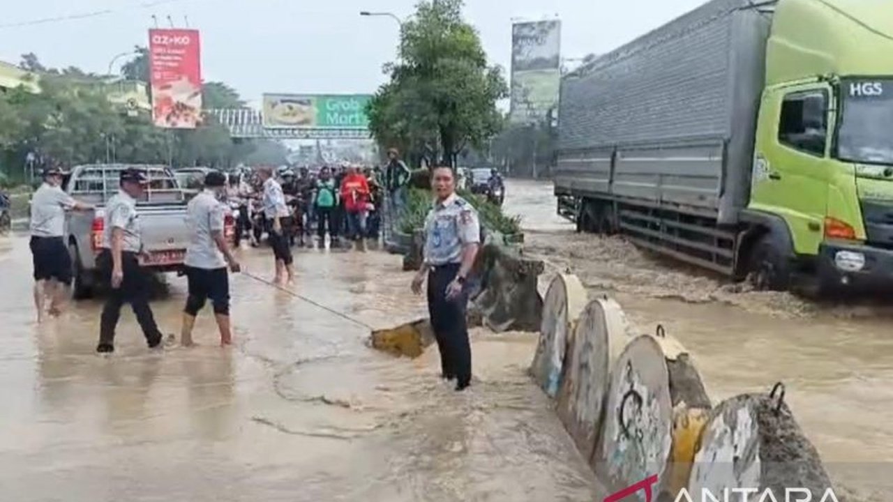 Hujan deras menyebabkan banjir di 20 titik di 7 kecamatan Bekasi, Jawa Barat, memaksa ribuan warga mengungsi dengan ketinggian air bervariasi hingga 3 meter.