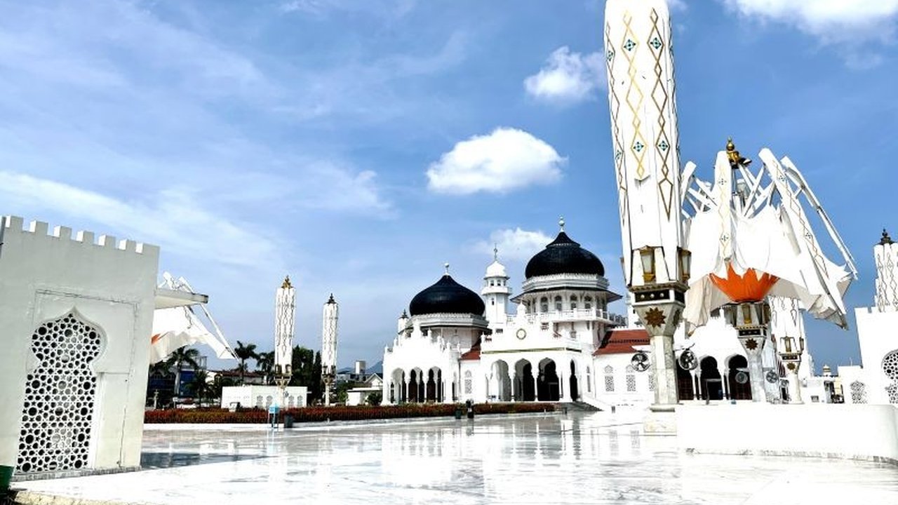 Masjid Raya Baiturrahman di Banda Aceh berbagi kebaikan dengan membagikan 7.250 takjil gratis kepada para jamaah selama bulan Ramadhan, didukung APBA dan dermawan.