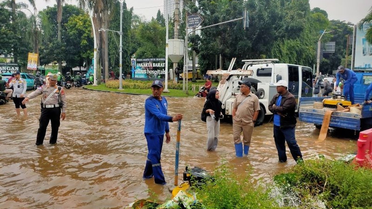 Sudin SDA Jakarta Barat kerahkan pompa apung dan bongkar kanstin untuk atasi banjir di persimpangan Pasar Puri, Kembangan Selatan, yang ketinggian airnya kini sudah lebih rendah dari lutut orang dewasa.