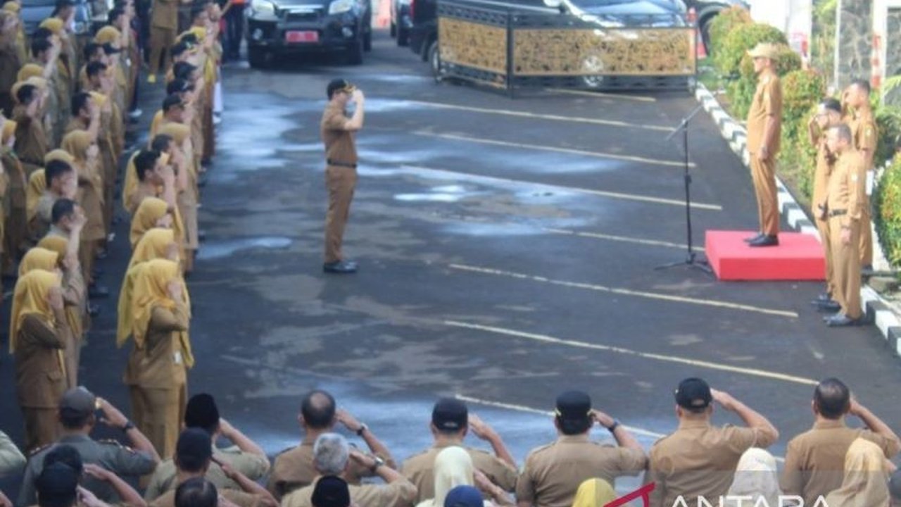 Wali Kota Sukabumi, Ayep Zaki, memastikan jadwal kerja ASN Pemkot Sukabumi tetap normal selama Ramadhan 1446 H,  menunggu keputusan bersama untuk memastikan pelayanan publik tetap optimal.