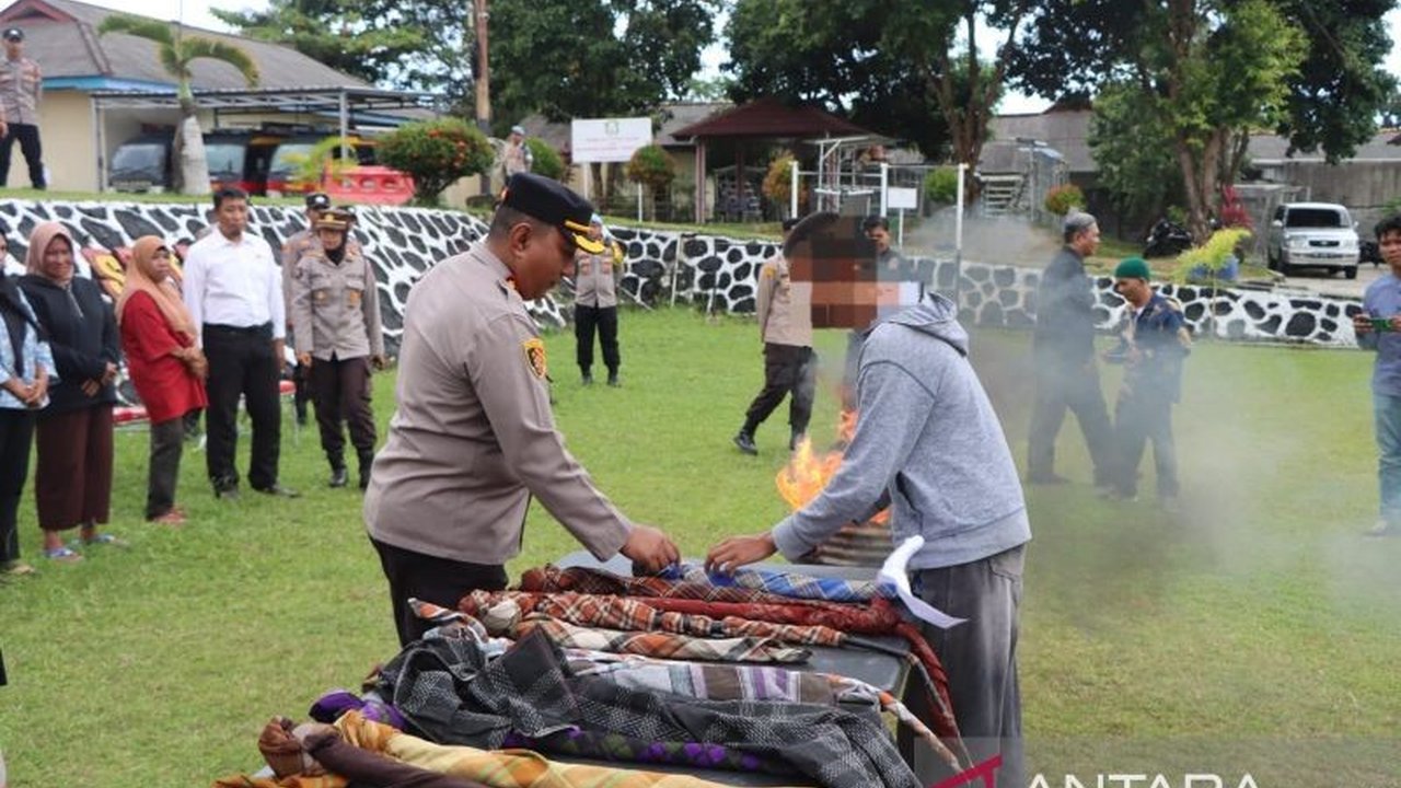Polres Bangka berhasil mencegah aksi perang sarung yang melibatkan tujuh remaja di Kampung Batako, Sungailiat, dan mengamankan barang bukti berupa sarung yang telah disiapkan.