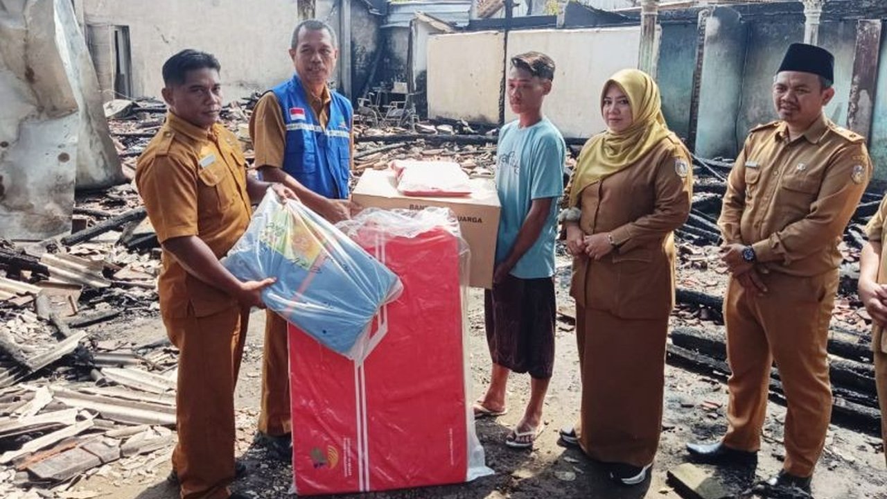Pemerintah Kabupaten Situbondo menyalurkan bantuan uang perbaikan rumah senilai Rp25 juta kepada dua keluarga korban kebakaran di Desa Sumberejo, Kecamatan Banyuputih, melalui Baznas dan dana desa.