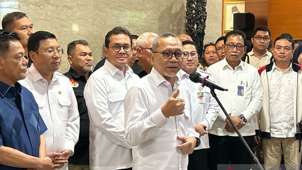 Menko Pangan Zulkifli Hasan memastikan ketersediaan ayam dan telur cukup selama Ramadhan dan Lebaran, bahkan produksi ditingkatkan hingga 20 persen untuk memenuhi peningkatan permintaan.