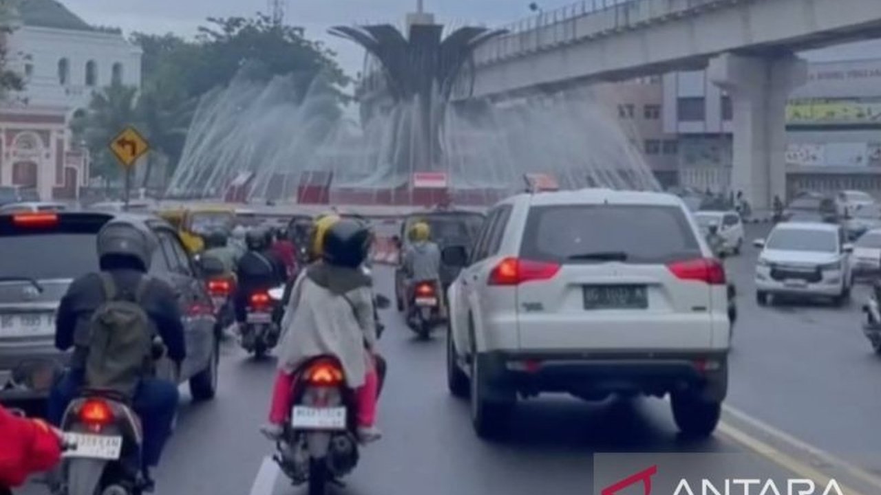 Pemerintah Kota Palembang dan DPRD bahu-membahu mencari solusi komprehensif untuk mengatasi kemacetan lalu lintas yang semakin parah, melibatkan berbagai pihak dan teknologi.