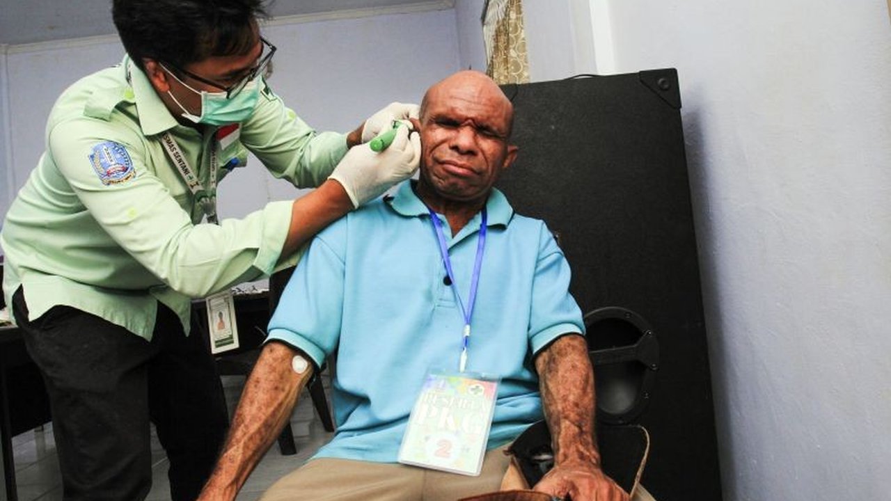 Dokter spesialis THT menjelaskan risiko serius membersihkan telinga dengan korek kuping, termasuk penyumbatan, kerusakan gendang telinga, dan infeksi, serta menganjurkan pemeriksaan dini jika terjadi gangguan pendengaran.