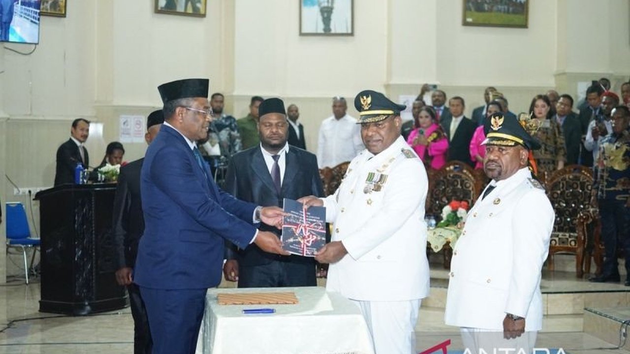 DPRK Jayawijaya menggelar rapat paripurna serah terima jabatan Bupati dan Wakil Bupati terpilih, Athenius Murib dan Ronny Elopere, periode 2025-2030, dengan fokus pada peningkatan kesejahteraan masyarakat.