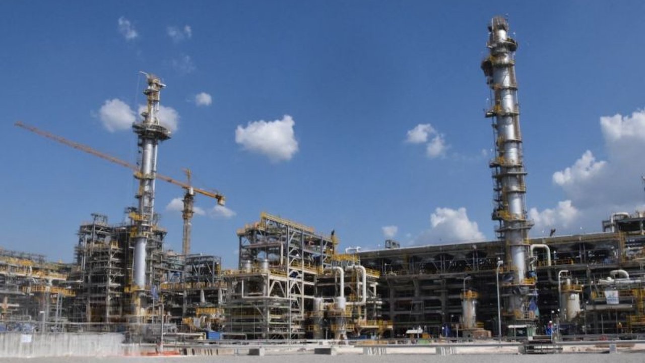 PT Rekayasa Industri (Rekind) berhasil mendapatkan sertifikat Final Acceptance untuk proyek Jambaran Tiung Biru, membuktikan kompetensi anak bangsa di sektor EPC dan mendukung ketahanan energi Indonesia.