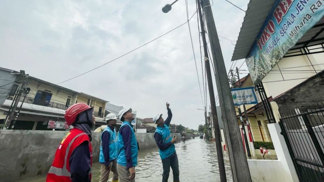 Antisipasi banjir di Jakarta, PLN UID Jakarta Raya turunkan petugas patroli 24 jam, imbau warga matikan listrik saat banjir, dan siapkan berbagai peralatan darurat.