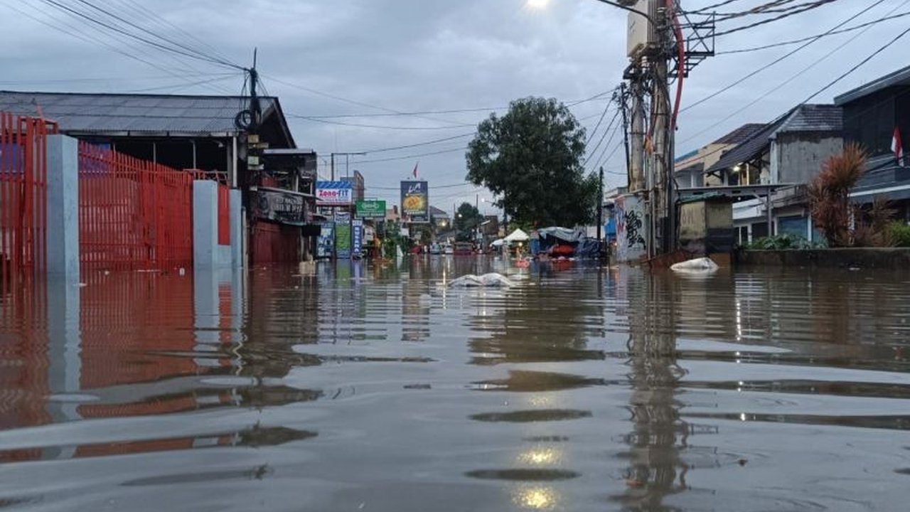 Banjir di Tangerang Selatan (Tangsel) mengakibatkan 1.000 kepala keluarga terdampak dan Pasar Ceger terpaksa ditutup sementara akibat genangan air mencapai 40 sentimeter.