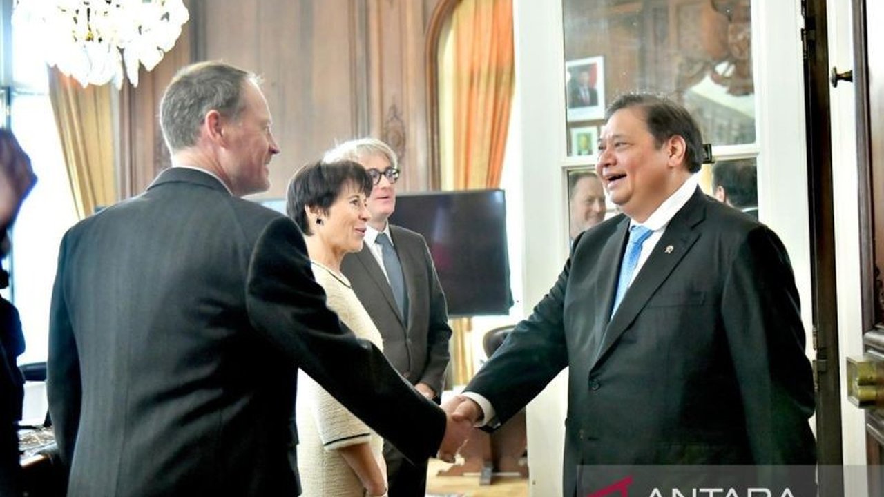 Menteri Airlangga dan CEO Eramet menyepakati penyusunan roadmap hilirisasi nikel di Indonesia, membuka peluang investasi hijau dan percepatan transisi energi.