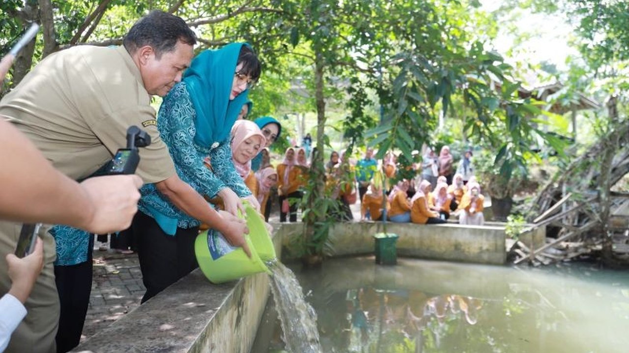 Anggota Komisi VII DPR RI, Novita Hardini, membagikan ratusan bibit sayuran dan ikan di Trenggalek, Jawa Timur, untuk membantu warga mengatasi tingginya harga pangan.