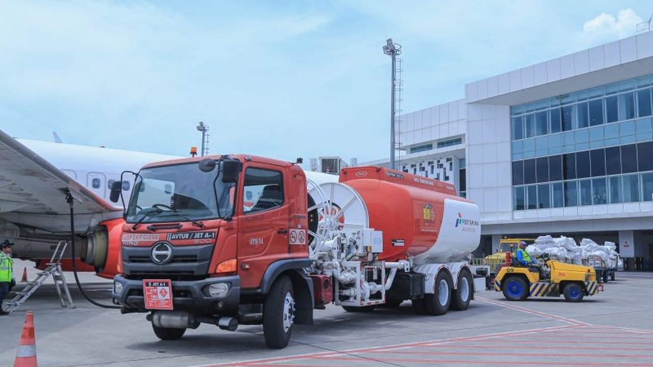 Pertamina menurunkan harga avtur di 37 bandara mulai 18 Maret 2025 untuk mendukung program pemerintah dalam penyesuaian harga tiket pesawat selama Ramadhan dan Idul Fitri.