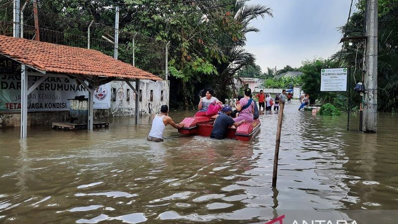 Hujan deras menyebabkan banjir di Kabupaten Tangerang, Banten, yang telah mendampak sekitar 3.000 jiwa di enam kecamatan, dengan Teluk Naga menjadi wilayah terparah.
