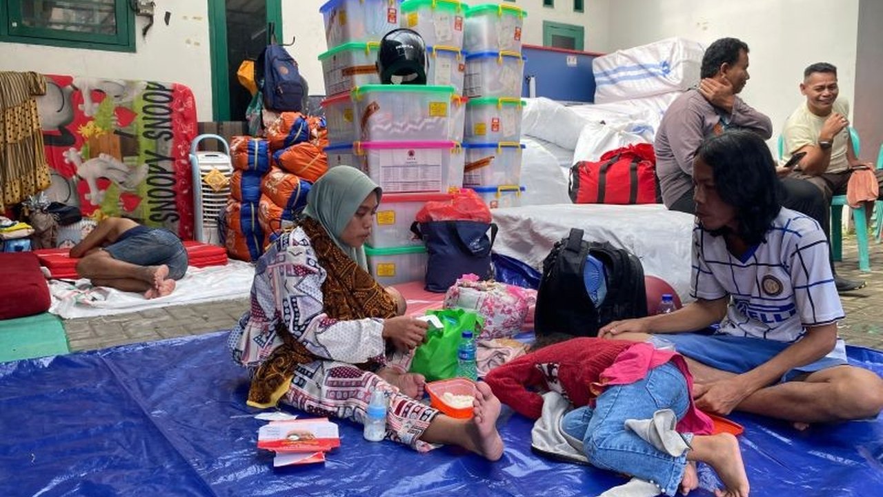 Banjir besar menerjang RW 07 Rawajati, Jakarta Selatan, memaksa warga berbenah dan menyelamatkan diri saat sahur, dengan ketinggian air mencapai 350 cm.