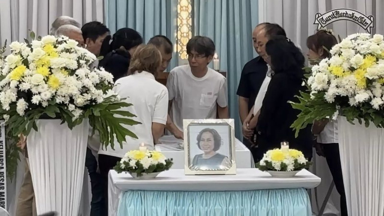 Kepergian Lilie Wijayati, pendaki Gunung Carstensz yang meninggal akibat AMS, meninggalkan duka mendalam. Kerabat mengenangnya sebagai sosok pemersatu yang penuh semangat dan persiapan matang.