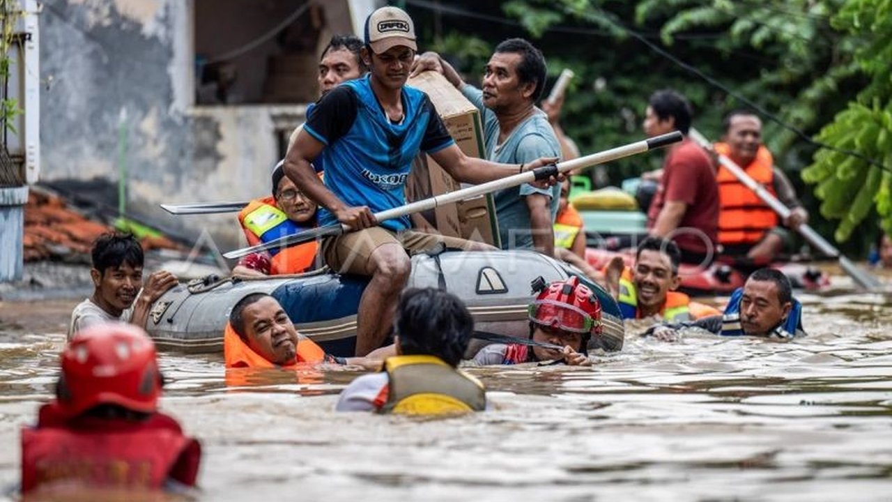 Hujan deras melanda Jakarta, mengakibatkan 105 RT dan 5 ruas jalan tergenang banjir; ratusan warga terpaksa mengungsi dan BPBD DKI telah menyalurkan bantuan.