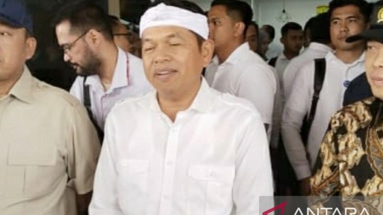 Gubernur Jawa Barat, Dedi Mulyadi, menerima kunjungan dua menteri di Karawang, membahas persiapan mudik Lebaran dan rencana pengaktifan Bandara Kertajati.