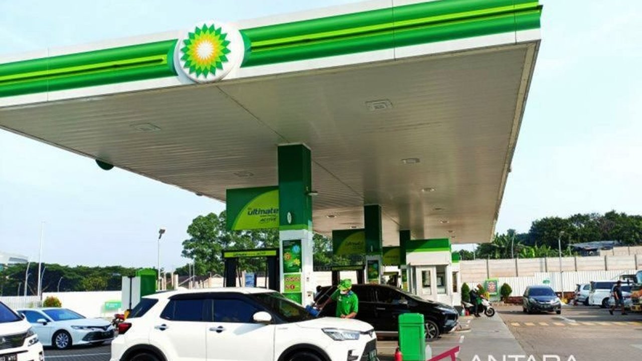 BP Indonesia menaikkan harga BBM jenis BP 92 dan BP Ultimate di Maret 2025, sementara Pertamina menurunkan harga Dexlite dan Pertamina Dex di beberapa wilayah, dan Pertamax series tetap stabil.