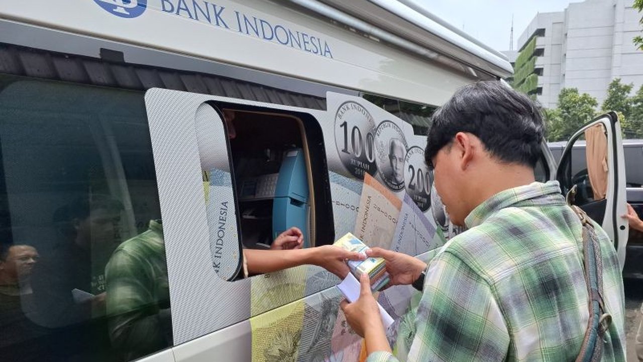 Masyarakat Indonesia menunjukkan antusiasme tinggi dalam menukarkan uang melalui layanan pintar.bi.go.id jelang Lebaran, meskipun beberapa kendala masih ditemukan.