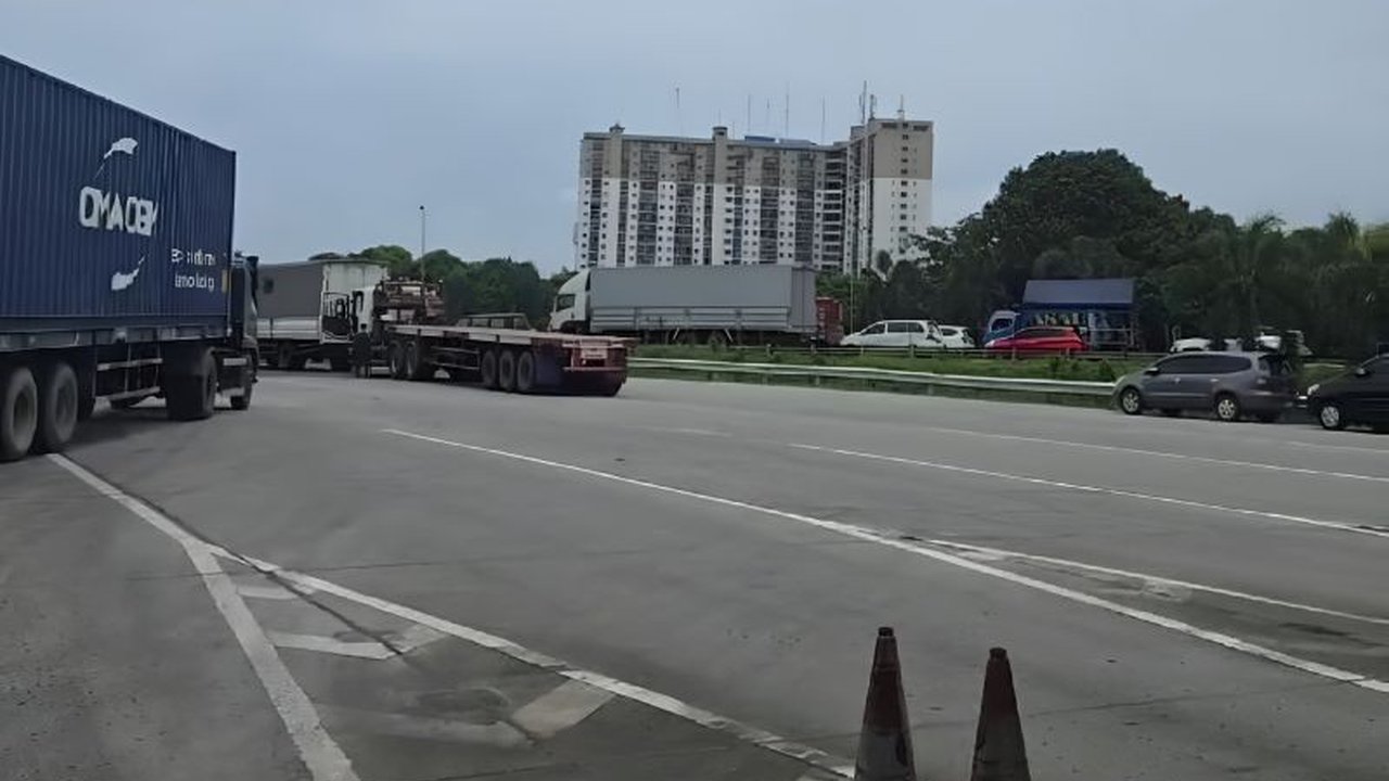 Banjir Bekasi Barat Sebabkan Kemacetan Parah di Tol Japek