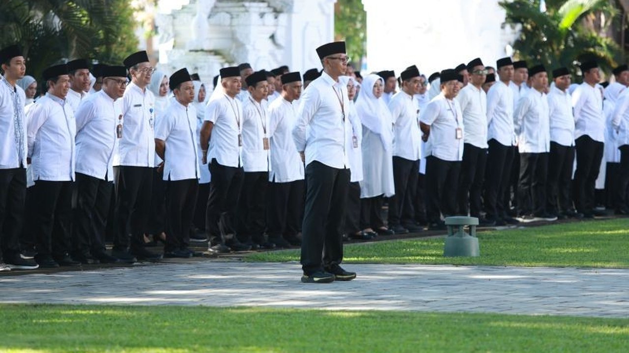Bupati Banyuwangi, Ipuk Fiestiandani, menekankan pentingnya peningkatan digitalisasi layanan publik bagi ASN untuk efisiensi anggaran dan peningkatan kepuasan masyarakat.