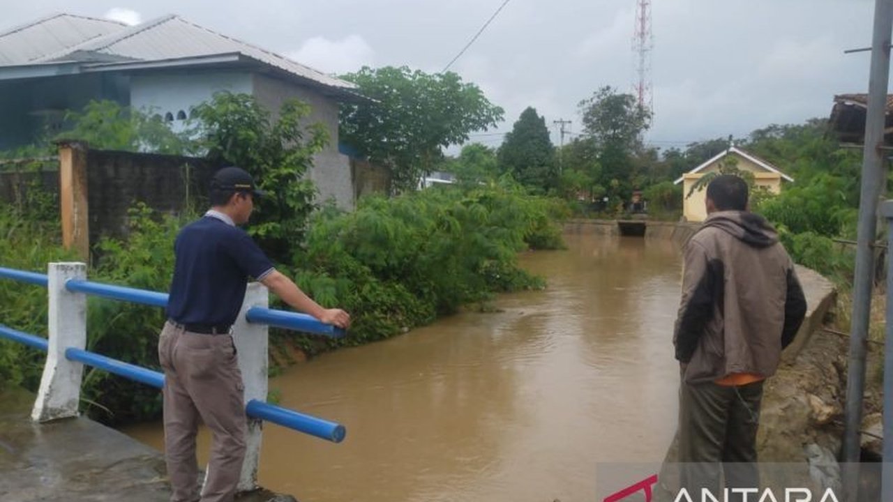 BPBD OKU melakukan patroli di daerah terdampak banjir di Kabupaten OKU, Sumatera Selatan, guna mengantisipasi bencana susulan setelah hujan deras merendam ratusan rumah dan ruas Jalan Lintas Sumatera.