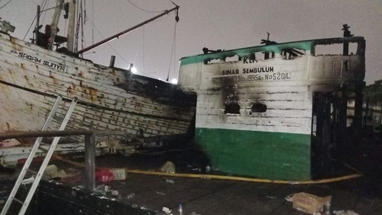 Dua kapal di Pelabuhan Sunda Kelapa, Jakarta Utara terbakar pada Senin sore (3/3), mengakibatkan kerugian mencapai Rp500 juta dan empat orang berhasil diselamatkan.