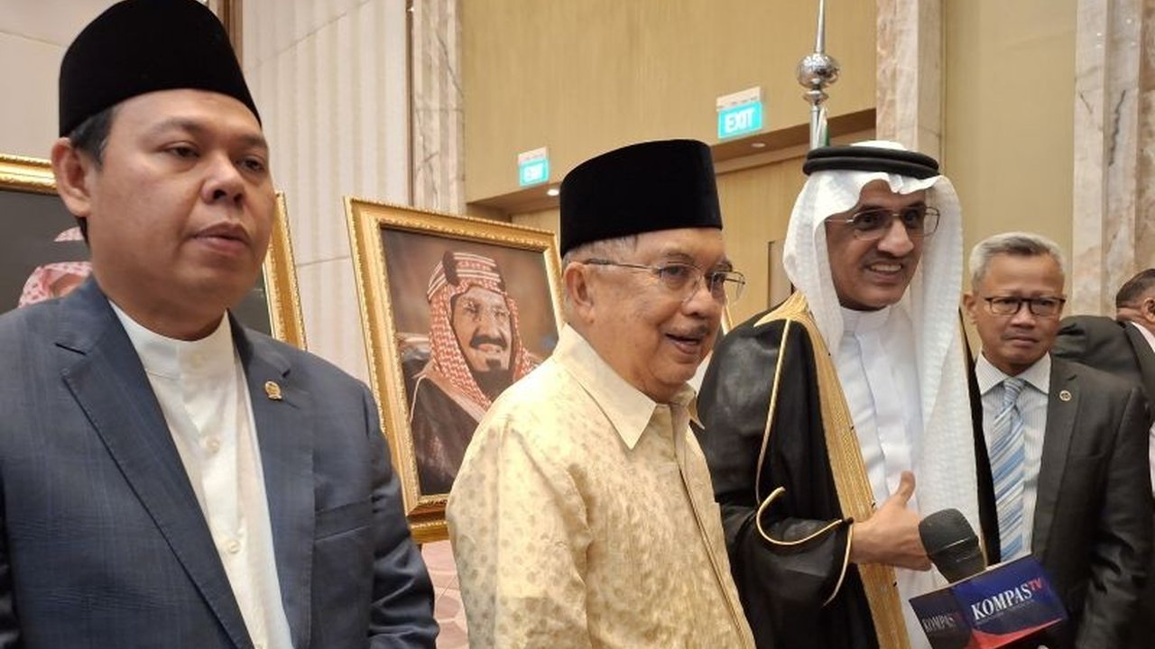 Duta Besar Arab Saudi di Indonesia menggelar acara buka puasa bersama tokoh-tokoh nasional dan duta besar negara sahabat untuk mempererat hubungan bilateral dan ukhuwah Islamiyah di bulan Ramadan.