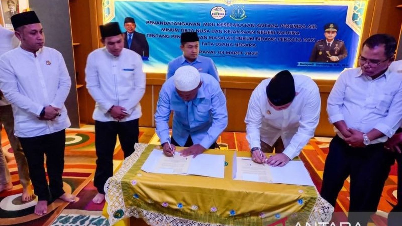 Kejari Natuna menjalin nota kesepakatan dengan Perumda Air Minum Tirta Nusa untuk memberikan pendampingan hukum dan memastikan kebijakan perusahaan sesuai aturan, mencegah korupsi, dan meningkatkan pelayanan publik.