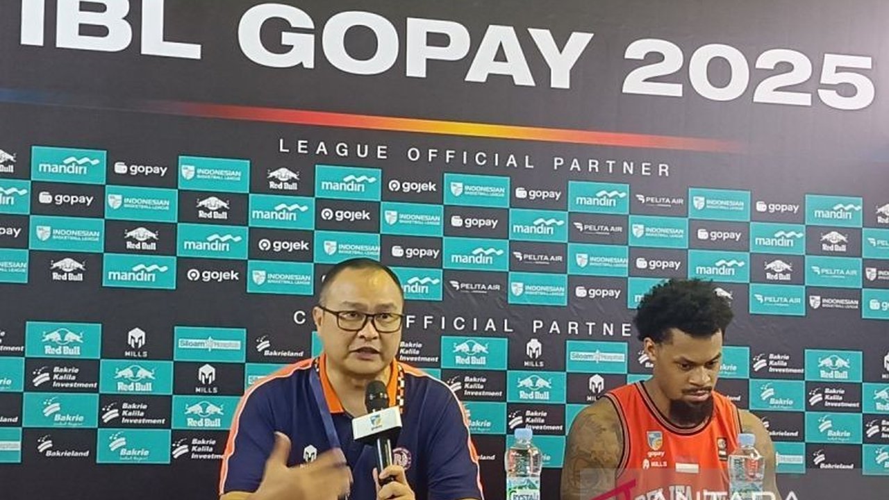 Pelatih Pelita Jaya Jakarta, Coach Ahang, menerapkan strategi rotasi pemain untuk menjaga kebugaran tim menghadapi jadwal padat IBL 2025 dan BCL Asia 2025.