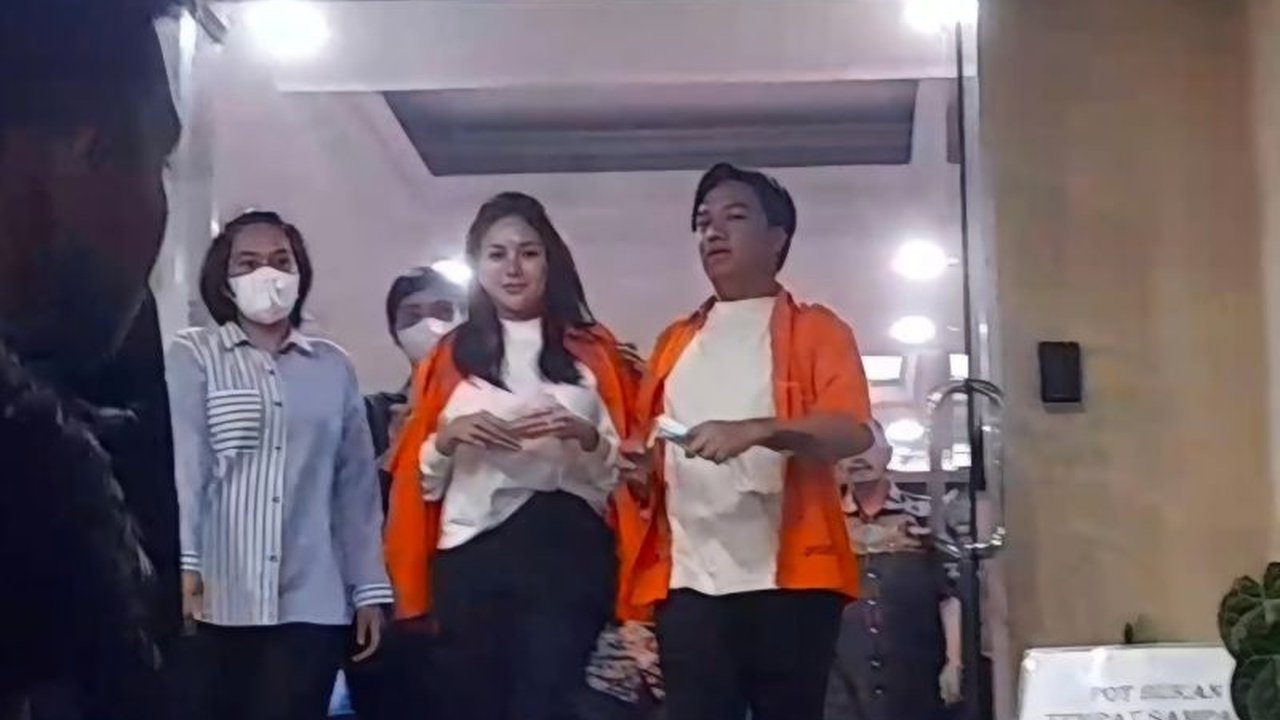 Artis Nikita Mirzani dan asistennya ditahan Polda Metro Jaya selama 20 hari terkait kasus dugaan pemerasan dan pengancaman terhadap seorang dokter.