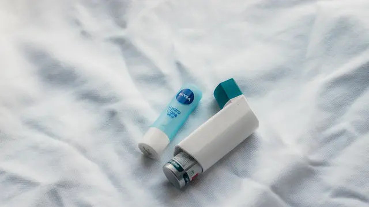Simak cara-cara penggunaan inhaler yang tepat berikut ini! (unsplash.com/Sahej Brar)