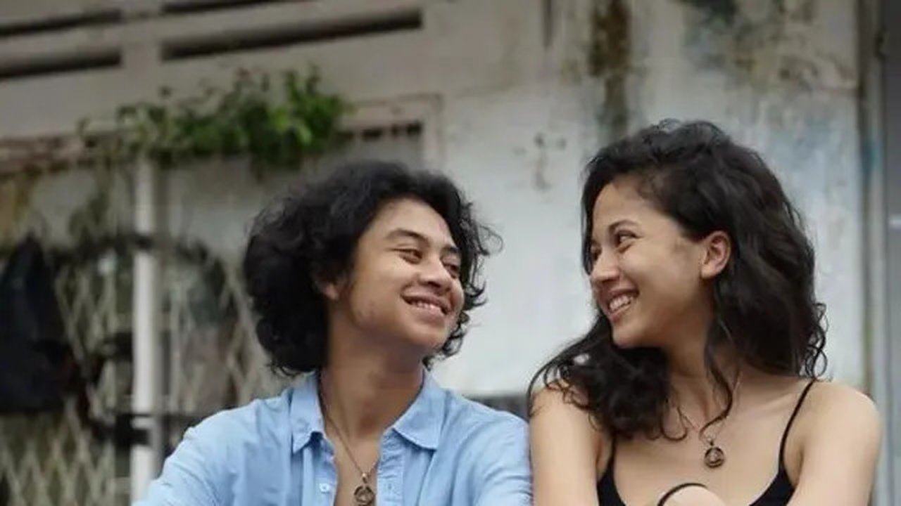 Paling mudah koordinasi warna outfit bareng pasangan. Seperti looks dari couple Sitha Marino dan Bastian Steel ini. [@sithamarino]