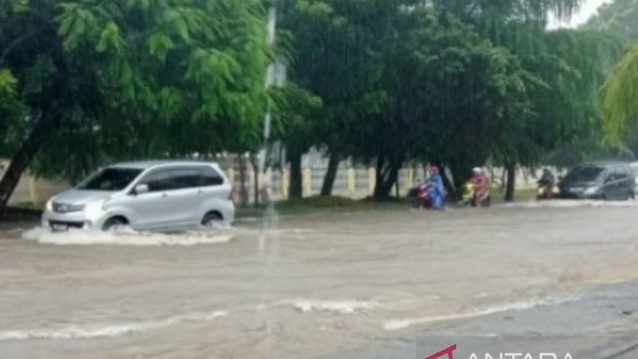 Pakar otomotif ungkap hal fatal yang harus dihindari saat mobil terendam banjir, termasuk jangan langsung menyalakan mesin! Cegah kerusakan fatal pada kendaraan kesayangan Anda.