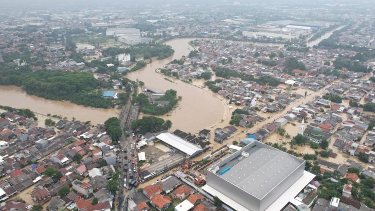 Banjir besar menerjang Kota Bekasi akibat luapan Kali Bekasi pada Selasa dini hari, mengakibatkan 8 kecamatan terendam dan kerusakan parah; kondisi terburuk sejak 2016.